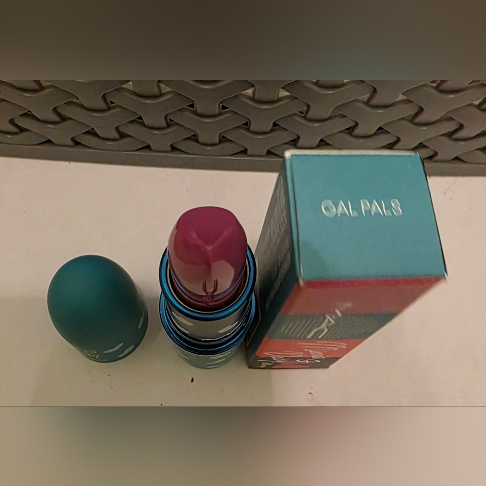 MAC LUSTREGLASS SHEER-SHINE LIPSTICK / M·A·C X DISNEY MINNIE & DAISY GAL PALS - Picture 5 of 7